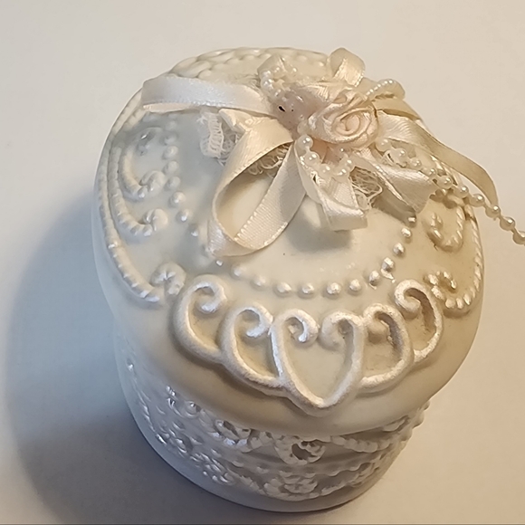 Porcelain Decorated Trinket Jewelry Box  3" Tall  4" Wide. - Picture 11 of 12